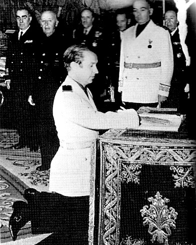 Samaranch being sworn in as National Councillor by Franco